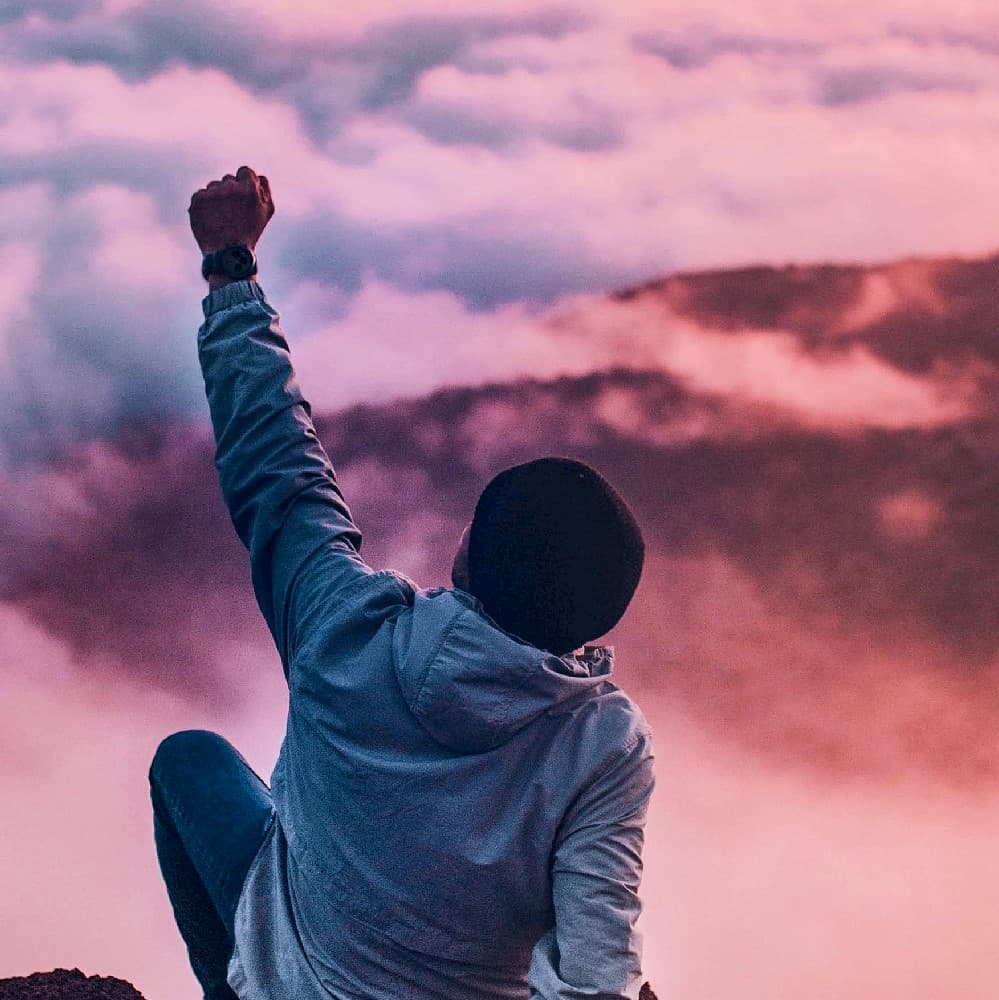 featured image for the huawei p40 blogpost. Man holding celebratory fist in the air.